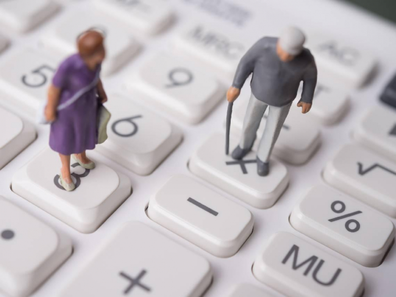 普通人千萬別說「錢夠用就好」！月薪7、8萬卻陷入貧窮迴圈的震撼教育：想一輩子有錢，中年必做5件事